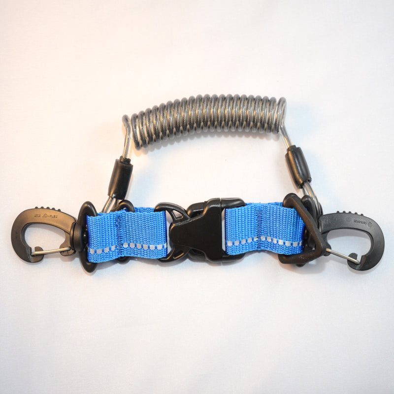 Laden Sie das Bild in Galerie -Viewer, Edelstahl Spiralkabel mit beidseitig drehbarem Kunststoff Karabiner und einseitiger Kunststoff Triangel