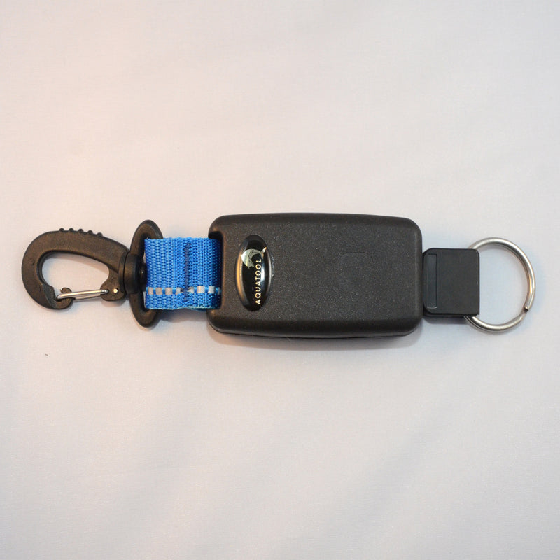 Laden Sie das Bild in Galerie -Viewer, Automatisch einziehender Retractor mit drehbaren Kunststoff Karabiner und einem Inox Splittring 32mm, Seillänge ca. 50cm