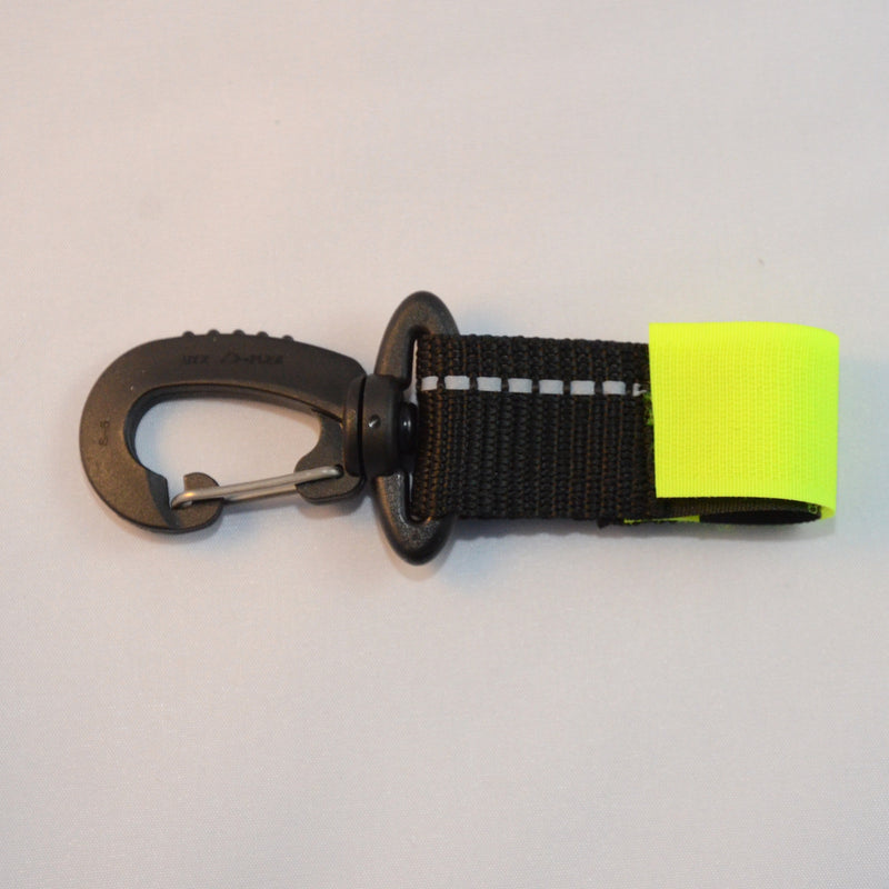 Laden Sie das Bild in Galerie -Viewer, Karabiner drehbar mit neongelbem Velcro Schlauchhalter