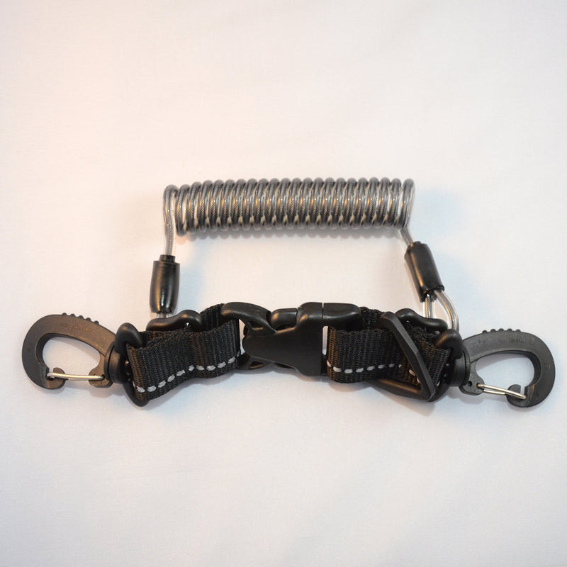 Laden Sie das Bild in Galerie -Viewer, Edelstahl Spiralkabel mit beidseitig drehbarem Kunststoff Karabiner und einseitiger Kunststoff Triangel