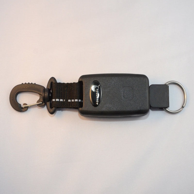 Laden Sie das Bild in Galerie -Viewer, Automatisch einziehender Retractor mit drehbaren Kunststoff Karabiner und einem Inox Splittring 32mm, Seillänge ca. 50cm