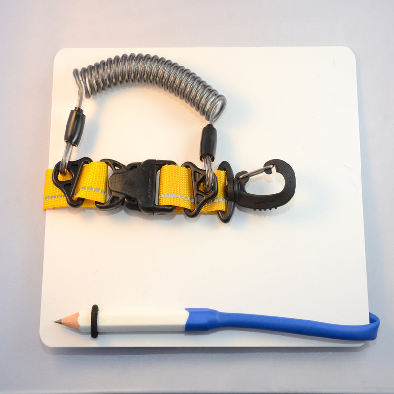 Laden Sie das Bild in Galerie -Viewer, Schreibtafel 24 x 19 cm mit Edelstahl Spiralkabel zum verkürzen und drehbarem Kunststoff- Karabiner